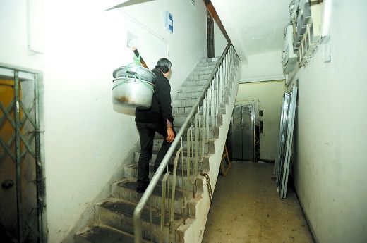 新年将坐上新电梯 居民不用担惊受怕了