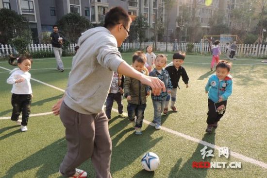 湖南首家幼儿园将足球教学引进课堂 打造娃娃