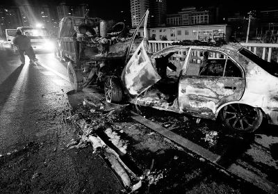 追尾泔水车 轿车突起火 今晨事发南二环 车上两