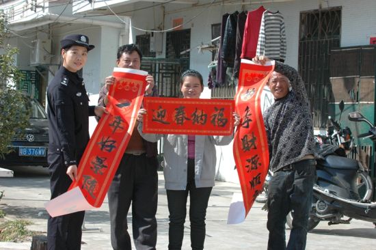 铁警书法哥为三峡移民户义务写春联