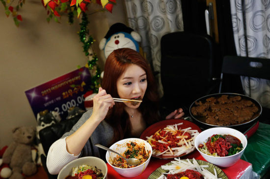 韩国流行看别人吃饭 美女食客月入近万美元