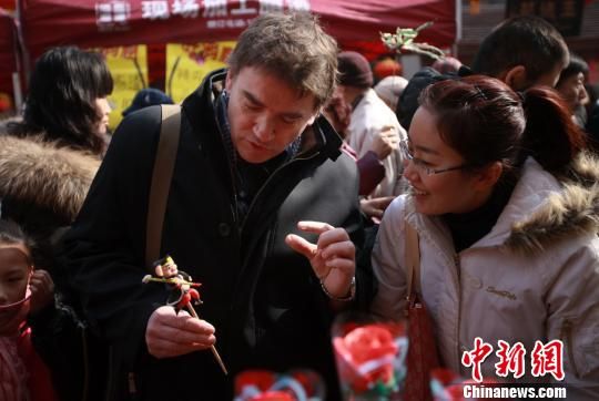 青岛山会老外排队买果子 让其大开眼界