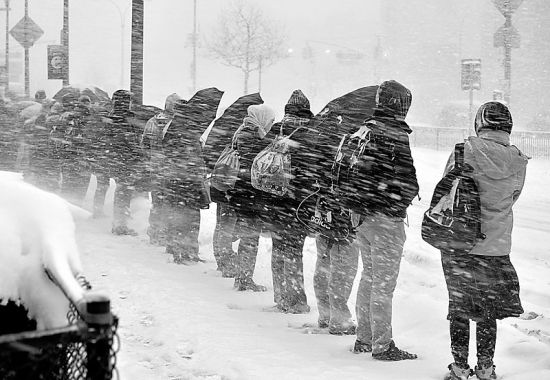 美国东部遭暴风雪袭击