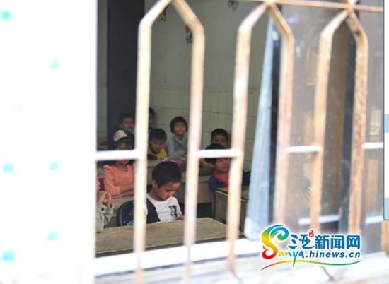 三亚:家政中心变身幼儿园儿童挤民房内上课