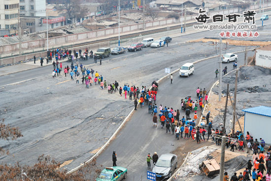 兰州:团结新村小学学生横穿南山路 安全难保证