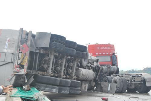 深汕高速长沙湾大桥一车侧翻 造成粗甲苯轻微