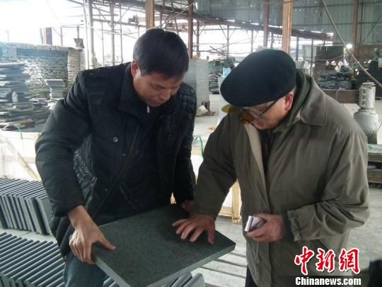 图为加拿大侨领严昭考察石材加工企业(曹春江 摄)