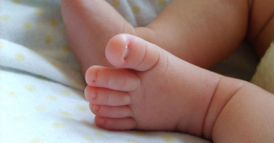 婴儿的小脚丫(资料图)