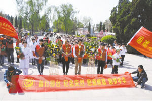 河北邢台爱心志愿者祭扫烈士陵园