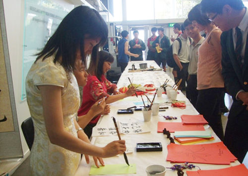 孔院助阵新西兰高中中国文化展 书法饮食受欢