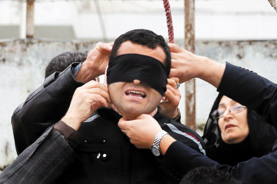 伊朗一对父母刑场救杀子凶手