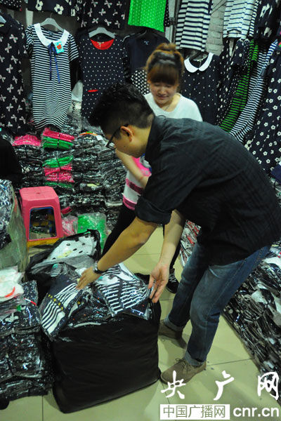 [主播不在家]主播姚轶滨挑战动物园服装市场批