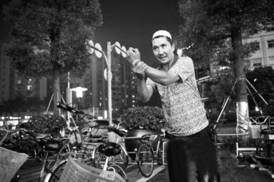 东莞街头小偷针管刺人 被新疆小伙一把按倒