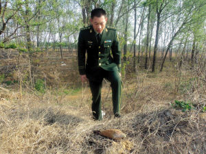 铁疙瘩绊倒人 仔细一看是炮弹