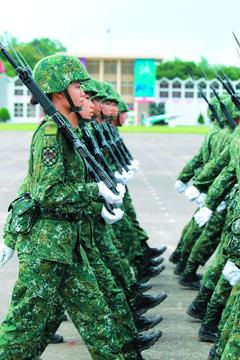 台湾庆黄埔军校90周年女兵成阅兵亮点