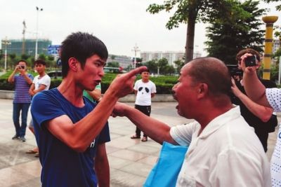 玉林“狗肉节”热闹不亚于过年_新浪新闻