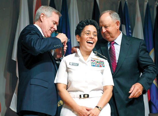 美国海军迎来首位四星女上将