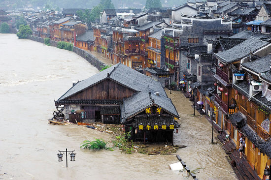 大雨什么沱成语_下大雨的图片(2)