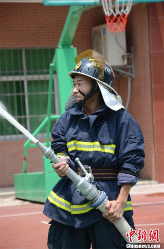 走进消防官兵:感受高温下的日常训练
