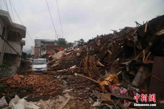 鲁甸地震房屋倒塌4.2万余间灾区电力通讯全中断