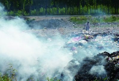 浓烟受不了 通州里二泗村 大坑变垃圾场 着火是常事儿 住户担心污染