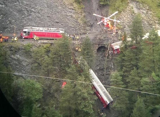 瑞士火车脱轨无人死亡 乘客齐冲向车厢后端防