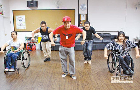 台湾小儿麻痹症患者跳轮椅街舞 阿伯变潮男