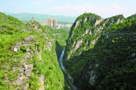 走透明绝壁栈道 明年元旦去黔江城市大峡谷