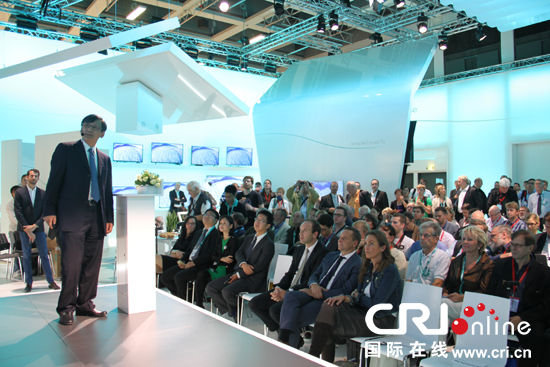 中国家电品牌海信携手德甲沙尔克04球队亮相