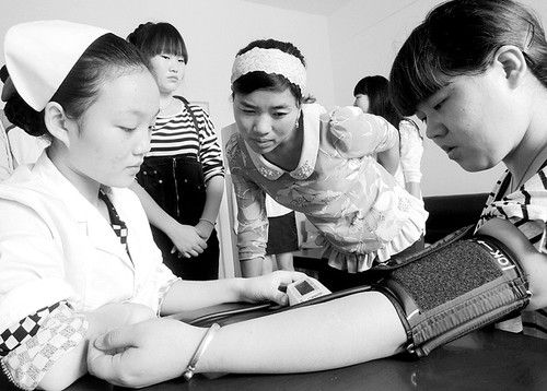 垣曲县城南幼儿园教师正在接受义诊