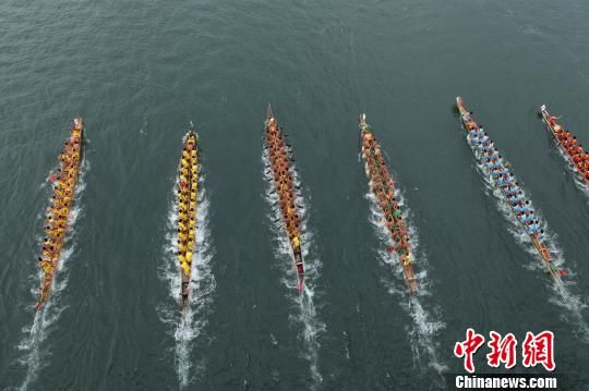 广西柳州融水苗族自治县龙舟赛吸引数万群众围观