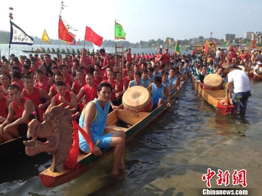 广西柳州融水苗族自治县龙舟赛吸引数万群众围观