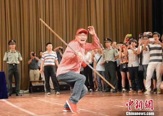 六小龄童走各地铸经典 坚持梦想取真经