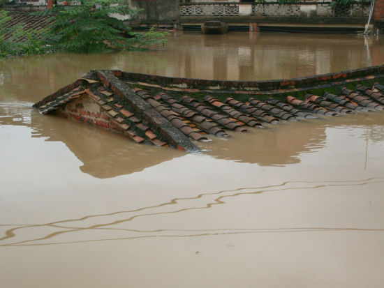 广东英德:村庄遭洪水淹20年 搬迁喊了15年仍在