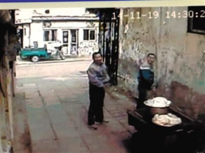 尿墙引纠纷 门卫夫妇遭围殴