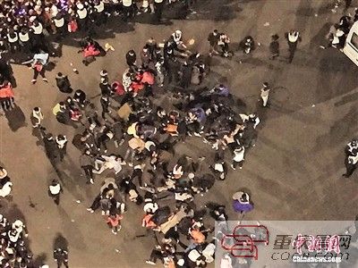 跨年夜上海外滩踩踏36人遇难