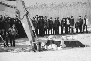 冰上玩漂移 吉普扎进冰窟窿