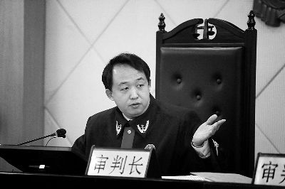 村委会诉政府 区长出庭 认为把本村地划给别人