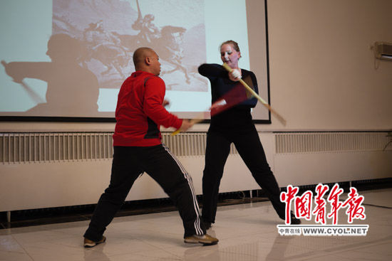 菲律宾驻华使馆展演菲国术Arnis