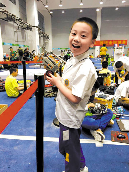 三年级小学生机器人大赛带队夺冠
