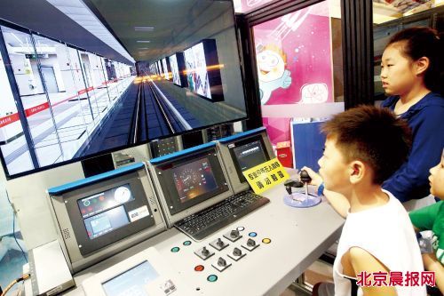 排队“开地铁”_新浪新闻