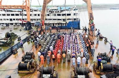 沉痛哀悼“东方之星”号客船翻沉事件遇难者_新浪新闻