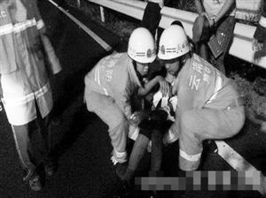 粤B大巴云南侧翻