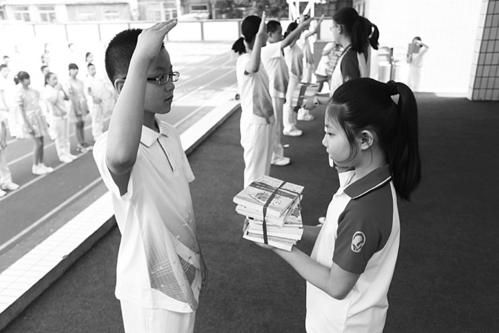 桃南小学校园举行小学毕业典礼