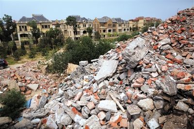 别墅区外 建筑垃圾堆成10米小山