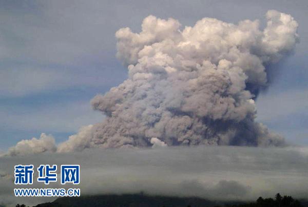 菲律宾布卢桑火山喷冒火山灰 1万居民已被疏散
