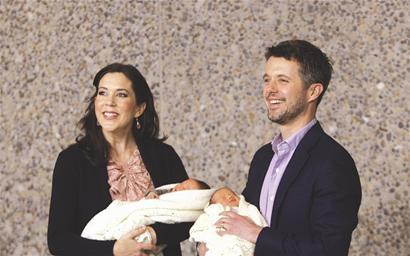 图文:丹麦王储夫妇携龙凤双胞胎亮相