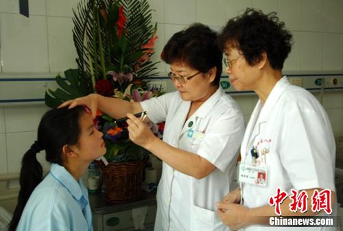 新疆14岁少女异地角膜移植成功(图)