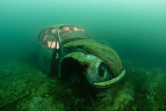 探索神秘沉船墓地:潜水员发现二战时期卡车(组