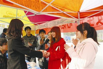 图文:大学校园流行三七女生节